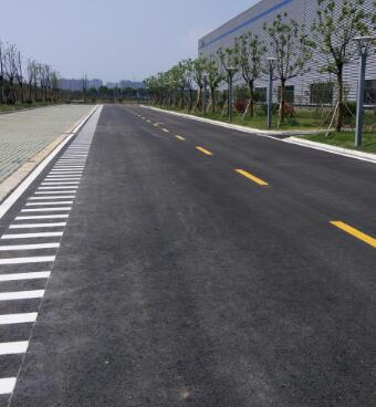 蘇州工廠地面劃線？專業(yè)團隊打造高效廠區(qū)交通體系