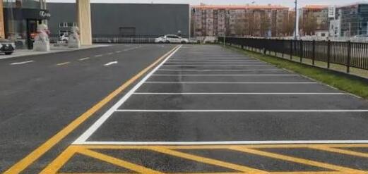 多年專注停車場劃線 - 飛揚市政靠譜團隊，專業(yè)解決劃線難題